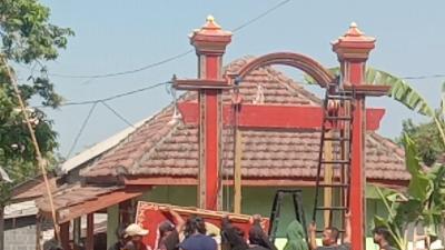 Pendekar di Jombang Sukarela Bongkar Tugu Perguruan Pencak Silat