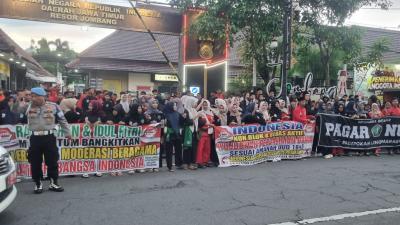 PNIB dan PN Lingpasraga Bagikan Takjil Nanas dan Kelapa Muda Di Jombang, Sampaikan Pesan Persatuan Indonesia diatas segalanya serta Dukungan Polri di Bawah Presiden