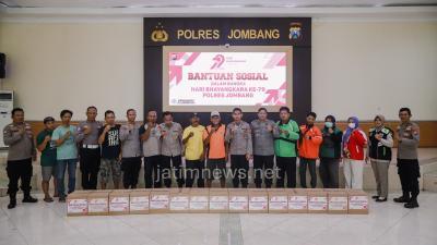 Polres Jombang Gelar Bakti Kesehatan dan Bagikan Bansos, Sambut HUT Bhayangkara ke 79