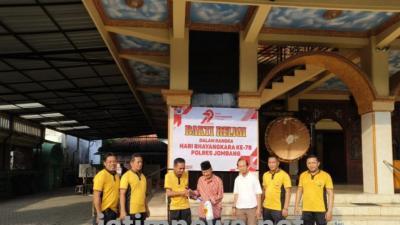 Polres Jombang Gelar Bakti Religi di Masjid Al-ikhlas Jelakombo, Salurkan Bantuan Alat Kebersihan