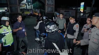Polres Jombang Gelar Pengamanan Jalur Kepulangan Warga Baru IKS-PI Kera Sakti