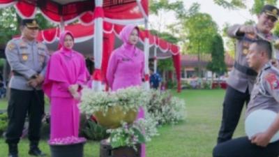 Polres Jombang Gelar Upacara Kenaikan Pangkat, 86 Personel Jalani Tradisi Siraman Air Kembang