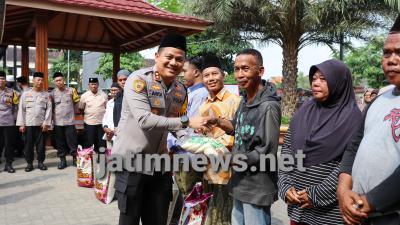 Polres Jombang Salurkan Zakat Fitrah Bagi Warga Kurang Mampu