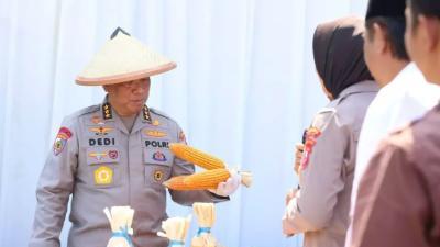 Polri Tanam Jagung Serentak Bersama Ratusan Pesantren di Jatim