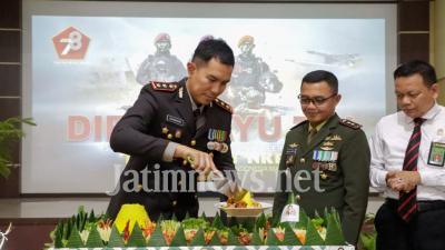 Potong Tumpeng, Kapolres Berikan Selamat HUT ke-78 TNI ke Dandim 0814 Jombang