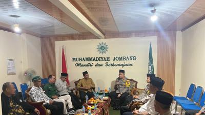 Rombongan Polres Jombang Geruduk Kantor Muhammadiyah Jombang