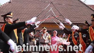 Tradisi Pedang Pora Iringi Penyambutan dan Pelepasan Kapolres Jombang