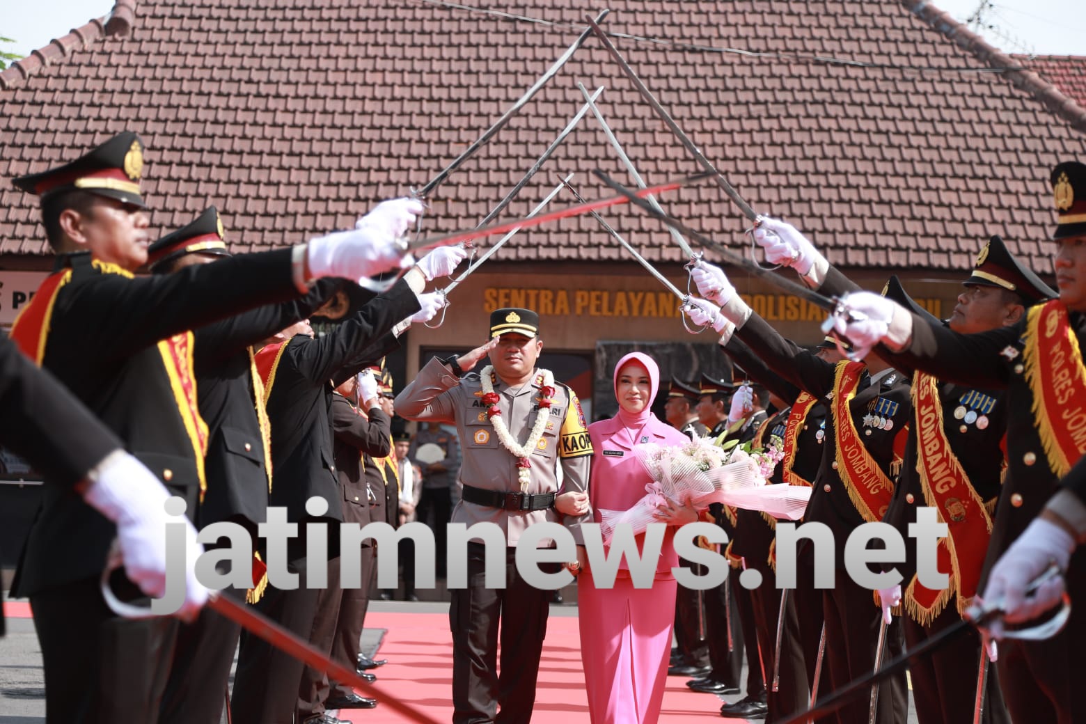 Tradisi Pedang Pora Iringi Penyambutan dan Pelepasan Kapolres Jombang