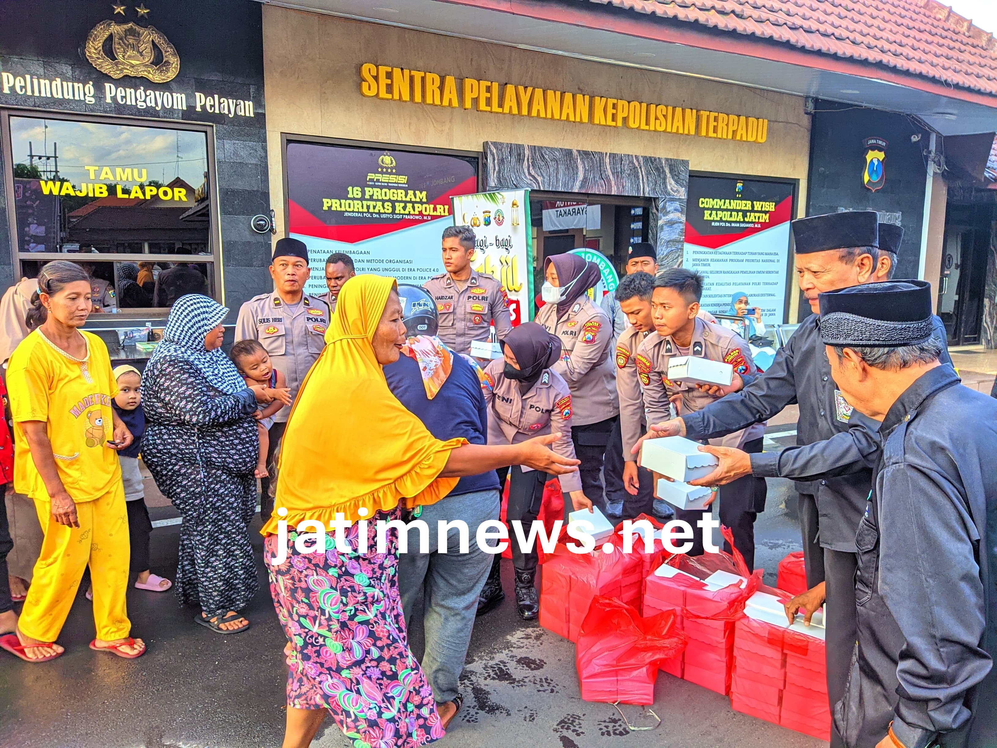 Wujud Kekompakan, Polres Jombang Gandeng PSJB Bagi Takjil dan Buka Bersama